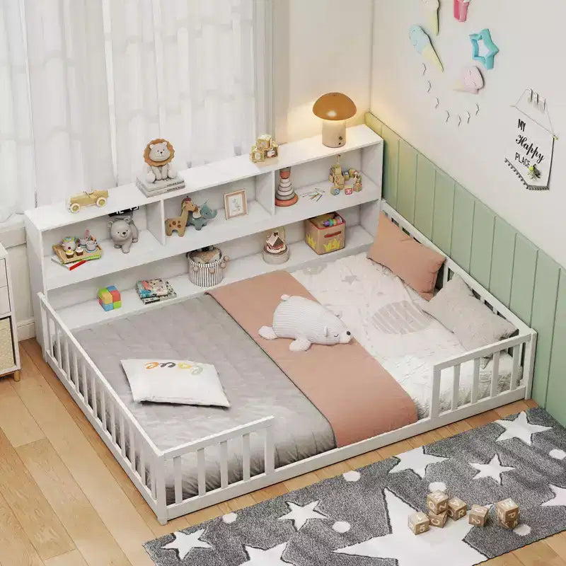 Letto a terra Montessori per materasso singolo/una piazza e mezza con libreria, ripiani e sponde di sicurezza bianco/grigio