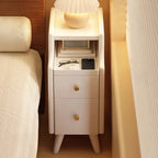 Comodino stretto in legno bianco a 2 ripiani