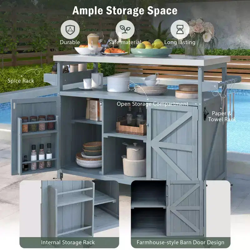 Isola per cucina Okak Outdoor con piano in acciaio inossidabile, carrello da cucina in legno con ante, ripiani e porta spezie, isola da cucina con ruote