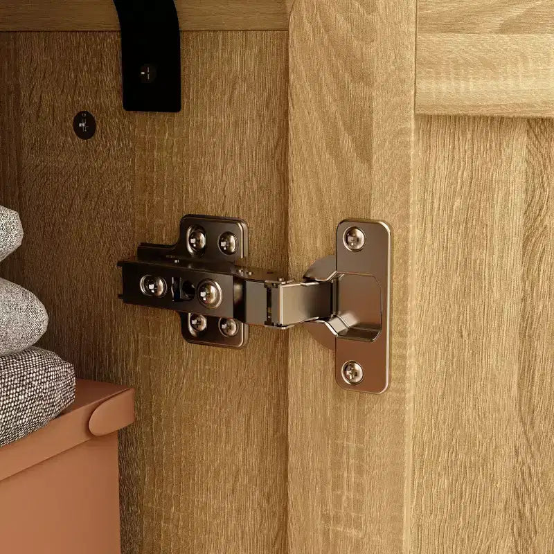 Mobile Contenitore di Ispirazione Boho con Ante in Rattan Intrecciato e Maniglie Dorate - Versatile per Camera da Letto, Studio, Ristorante e Soggiorno