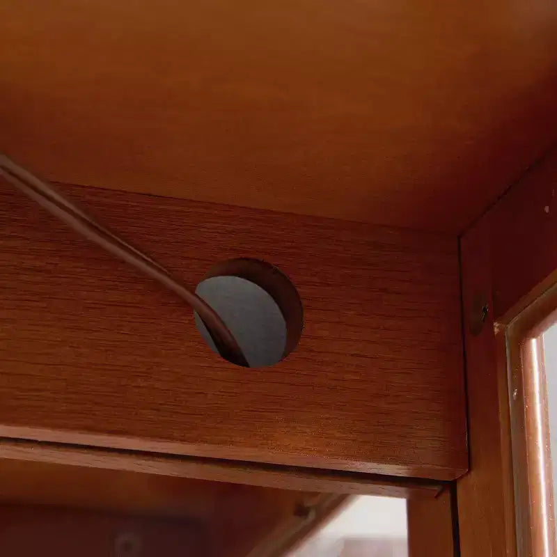 Vetrina ad Angolo Illuminata con Ante e Ripiani in Vetro Temperato - Elegante Mobile Espositivo Color Ciliegio con Lampadina per l'Arredamento di Soggiorno e Camera da Letto