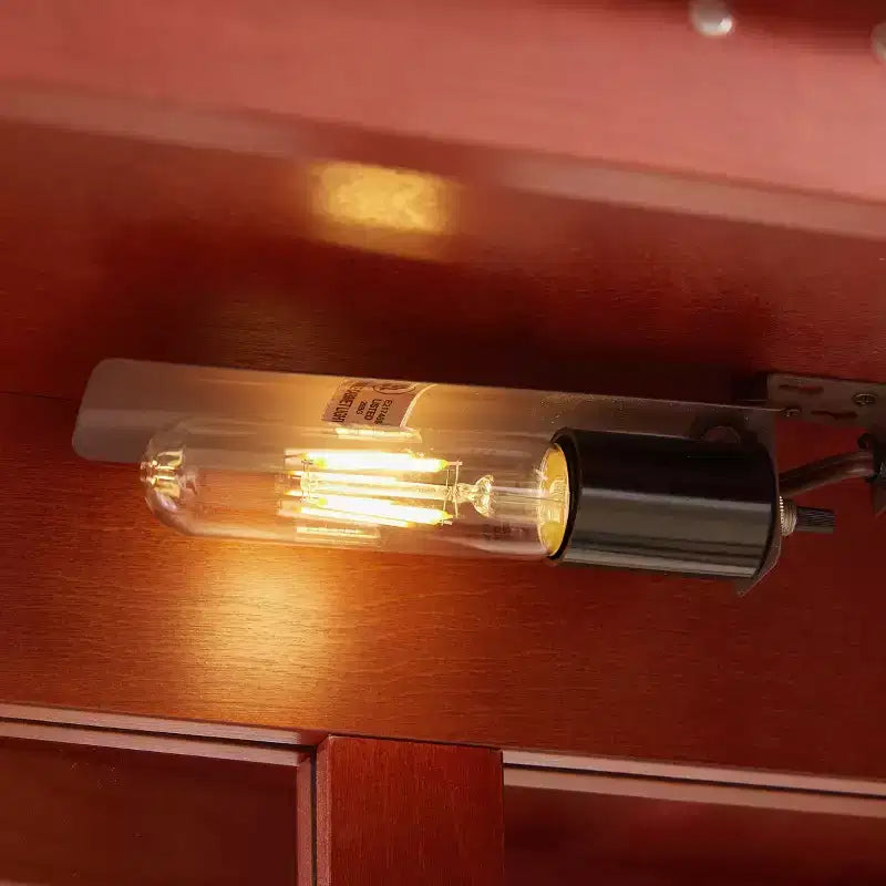 Vetrina ad Angolo Illuminata con Ante e Ripiani in Vetro Temperato - Elegante Mobile Espositivo Color Ciliegio con Lampadina per l'Arredamento di Soggiorno e Camera da Letto