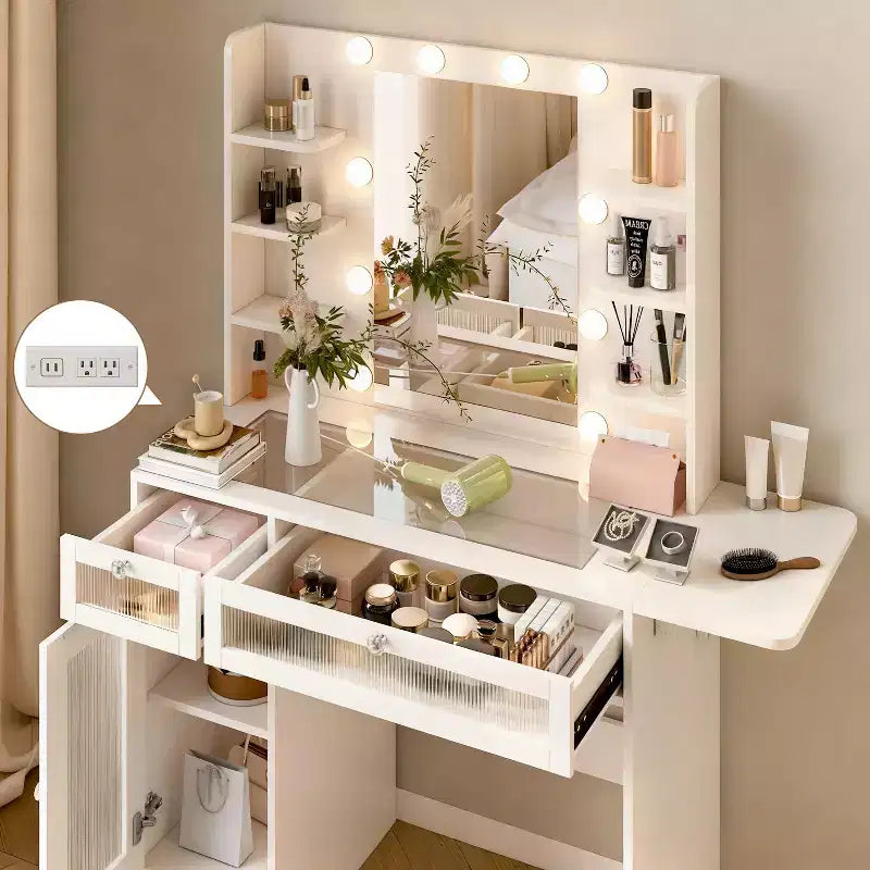 Toeletta bianca con specchio e lampada da tavolo, porta di ricarica USB, mobiletti e cassetti