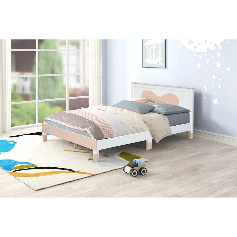 Letto a piattaforma matrimoniale in legno con testiera a forma di fiocco per cameretta dei bambini