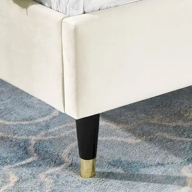 Letto a piattaforma beige king-size con testiera in velluto ad ali di pipistrello