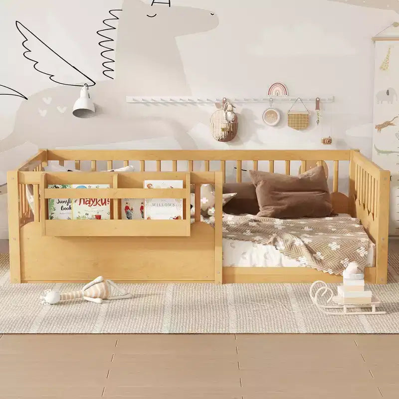 Letto a terra per bambini Bellemave con recinzione rialzata e libreria, struttura letto matrimoniale in legno Montessori per bambine e bambini