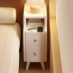 Comodino stretto in legno bianco a 2 ripiani