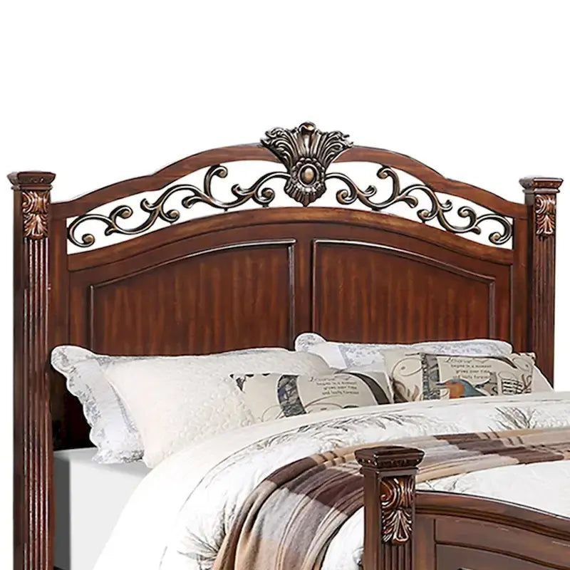 Letto in legno con testiera intagliata in ciliegio scuro