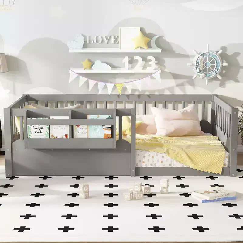 Letto a terra per bambini Bellemave con recinzione rialzata e libreria, struttura letto matrimoniale in legno Montessori per bambine e bambini