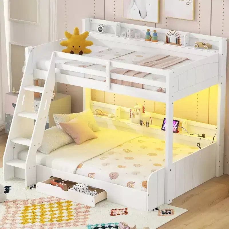Letto a Castello con Letto Matrimoniale a Una Piazza e Mezza, con Contenitore, Luci a LED e Stazione di Ricarica, Letto a Castello in Legno con Scaffali Laterali per Bambini e Ragazzi