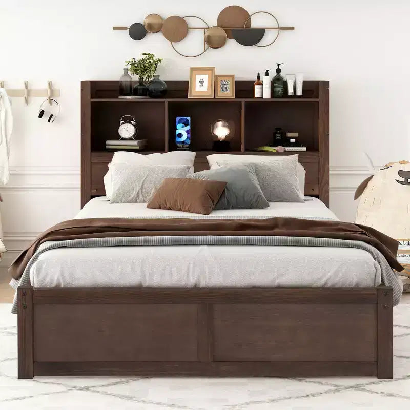 Letto matrimoniale con contenitore, rotelle estraibili, testiera libreria e stazione di ricarica, struttura letto in legno matrimoniale con mensole e cassetti