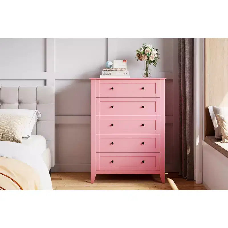 Comò a 5 cassetti alto 108 cm per camera da letto, mobile contenitore in legno con cassetti profondi 30 cm e pomelli in metallo dorato, ideale per ingresso o corridoio