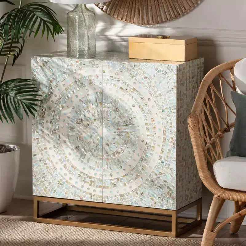 Mobiletto contenitore Quintus in madreperla e metallo mosaico/bianco/oro: accento elegante, ripiani fissi, nessun montaggio richiesto