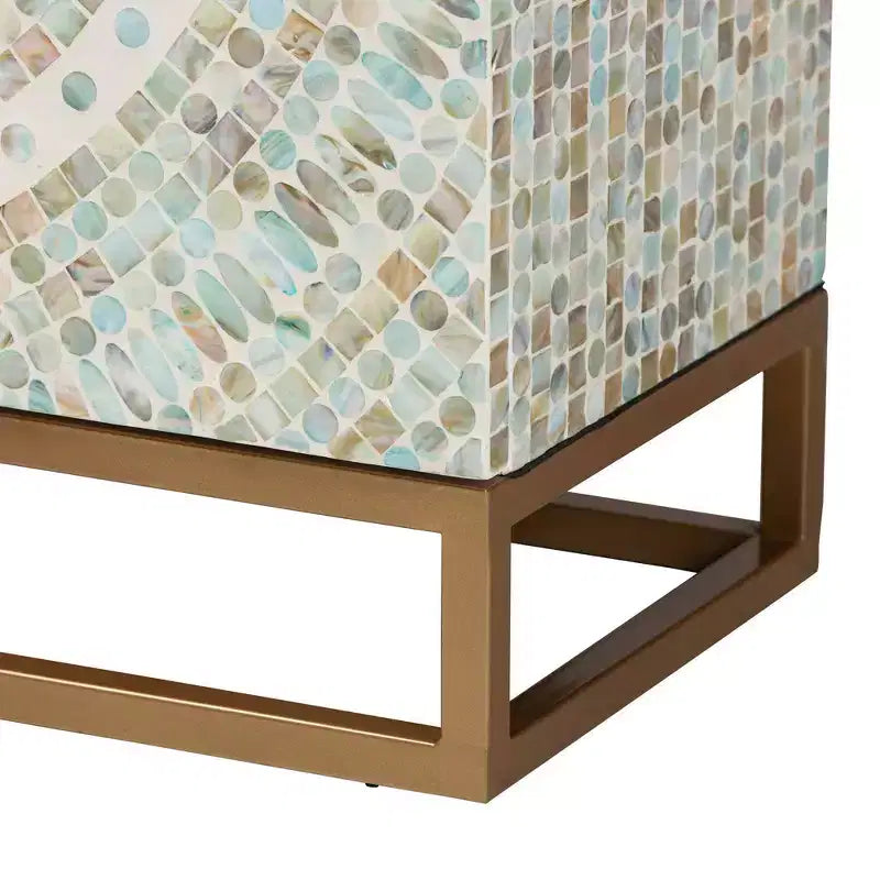 Mobiletto contenitore Quintus in madreperla e metallo mosaico/bianco/oro: accento elegante, ripiani fissi, nessun montaggio richiesto