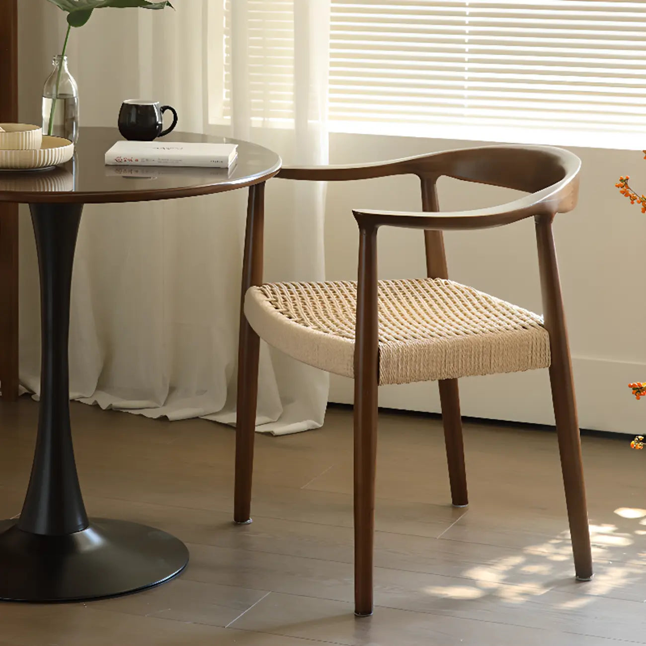 Sedia da pranzo scandinava con braccioli, seduta intrecciata in legno curvo