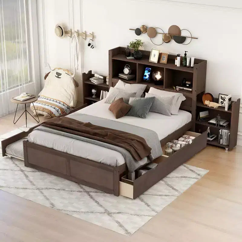 Letto matrimoniale con contenitore, rotelle estraibili, testiera libreria e stazione di ricarica, struttura letto in legno matrimoniale con mensole e cassetti