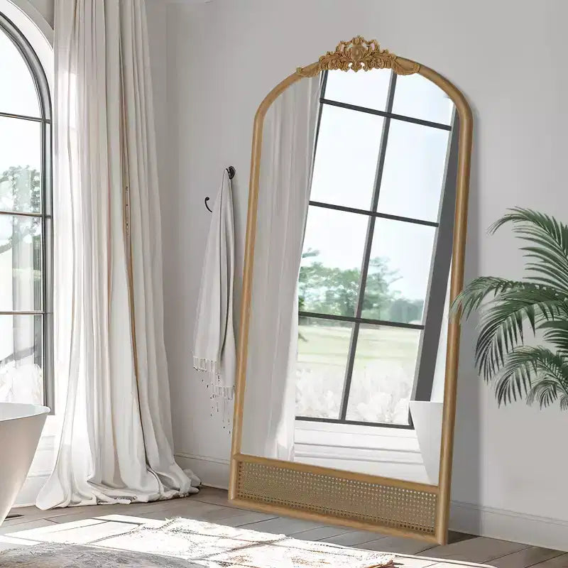 Specchio da parete marrone con cornice in legno ad arco intagliata classica e base in rattan, 37 pollici L x 71 pollici A