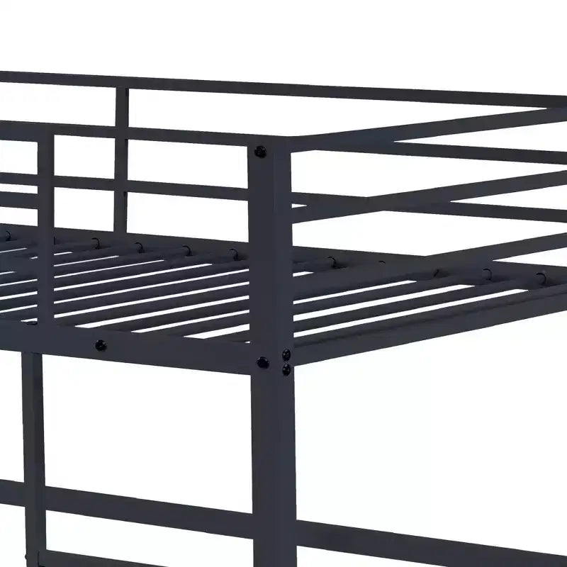 Letto a soppalco matrimoniale in metallo con sponde di sicurezza e scaletta piatta