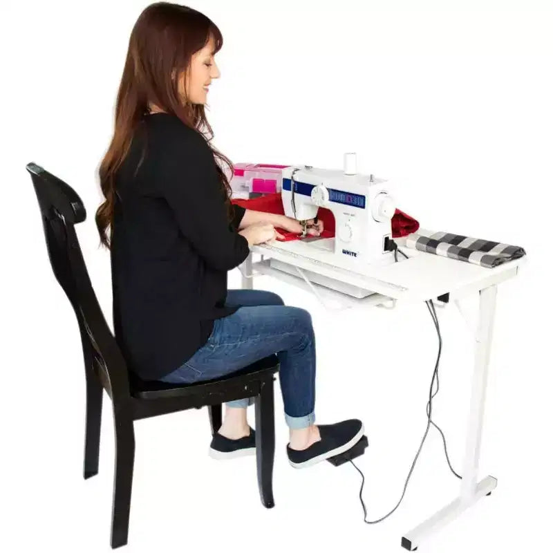 SewingRite SewStation 101, Tavolo da cucito pieghevole portatile con gambe in acciaio, Bianco - Perfetto per Casa, Ufficio e Attività Commerciali