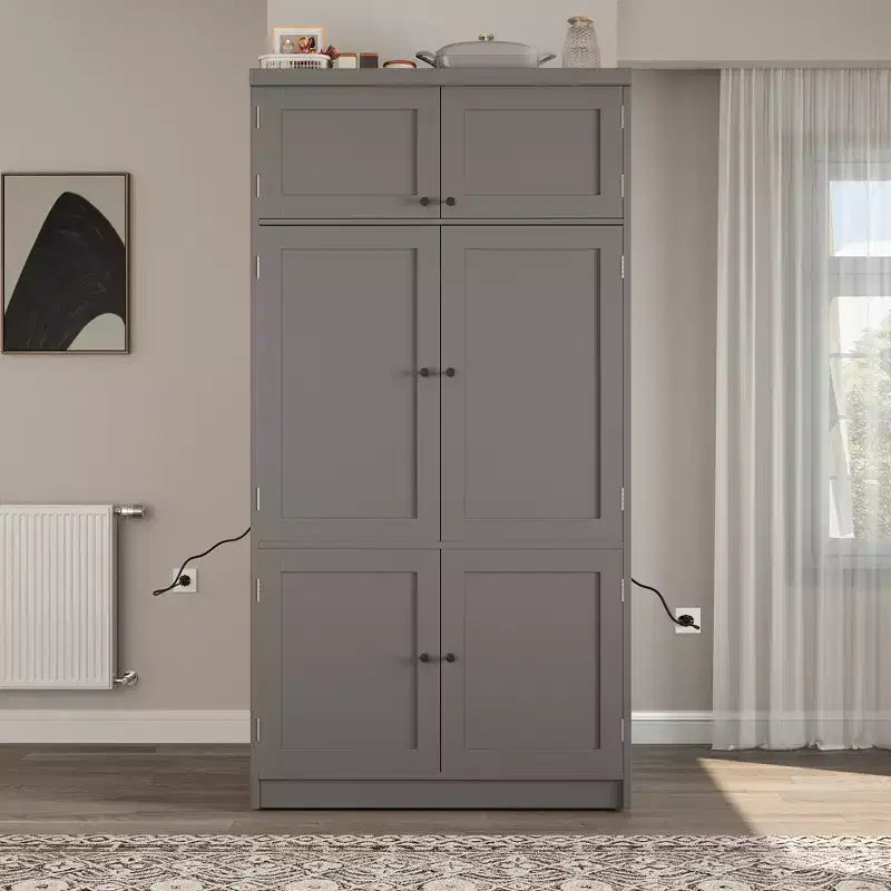 Dispensa Alta da Cucina con Prese di Corrente, Grande Credenza Autoportante con Supporto per Microonde, Cassetti, Scaffali, Portabottiglie e Ante con Ripiani