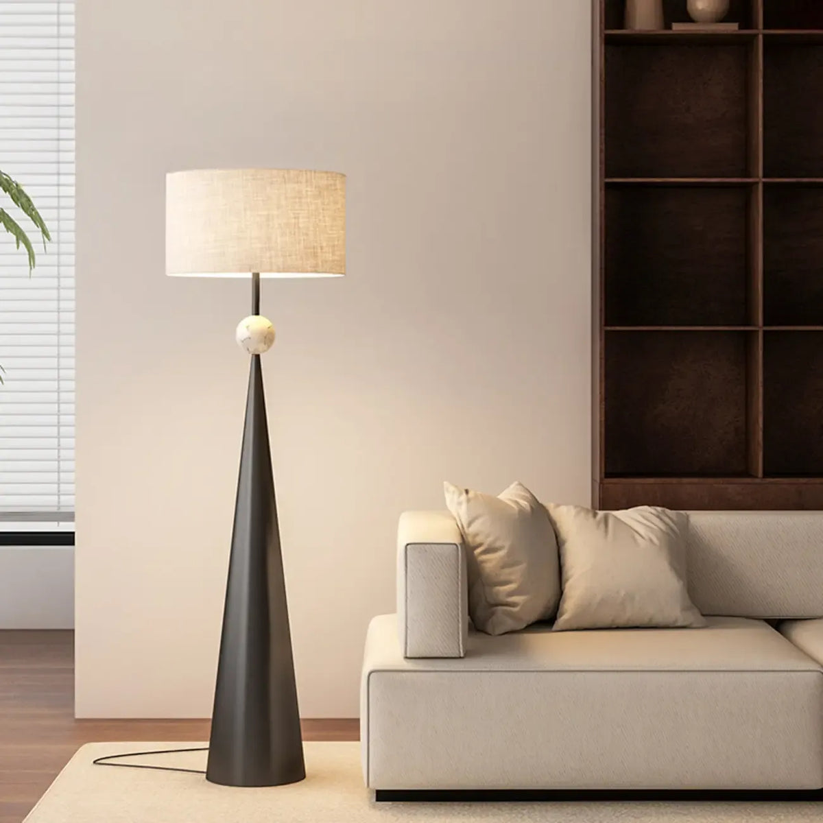 Lampada da terra contemporanea in metallo affusolato con paralume in tessuto