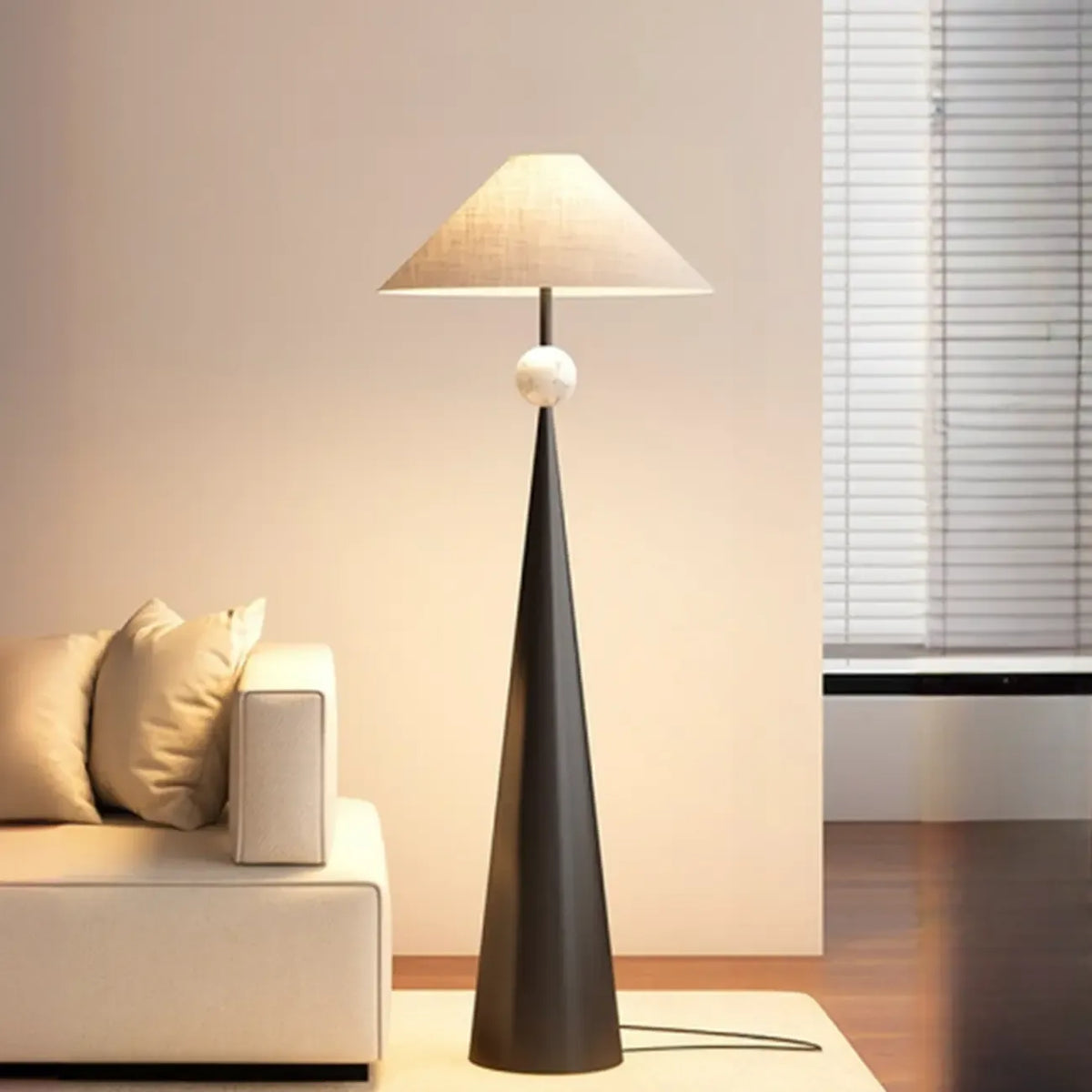 Lampada da terra contemporanea in metallo affusolato con paralume in tessuto
