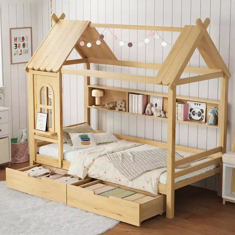 Letto a piattaforma a forma di casa con cassetti contenitori e finestra, struttura in legno massello con mensole, design giocoso per bambini, bianco chiaro