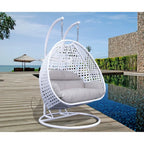 LeisureMod Sedia a Uovo Sospesa per 2 Persone con Supporto - Dondolo Pensile per Esterni/Interni in Rattan Intrecciato con Cuscini