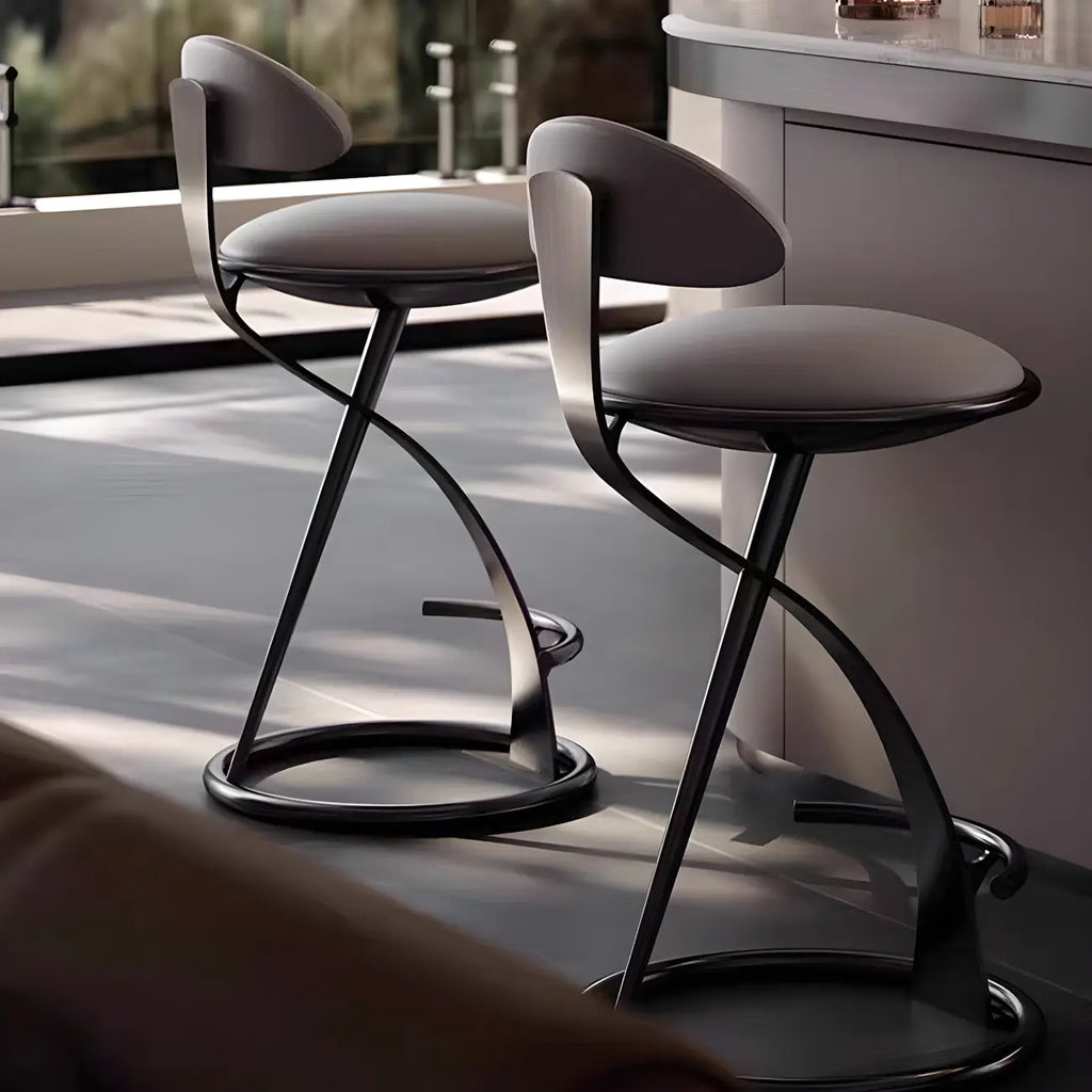 Sgabello da bar in lussuosa pelle beige con elegante struttura in metallo dorato