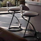 Sgabello da bar in lussuosa pelle beige con elegante struttura in metallo dorato