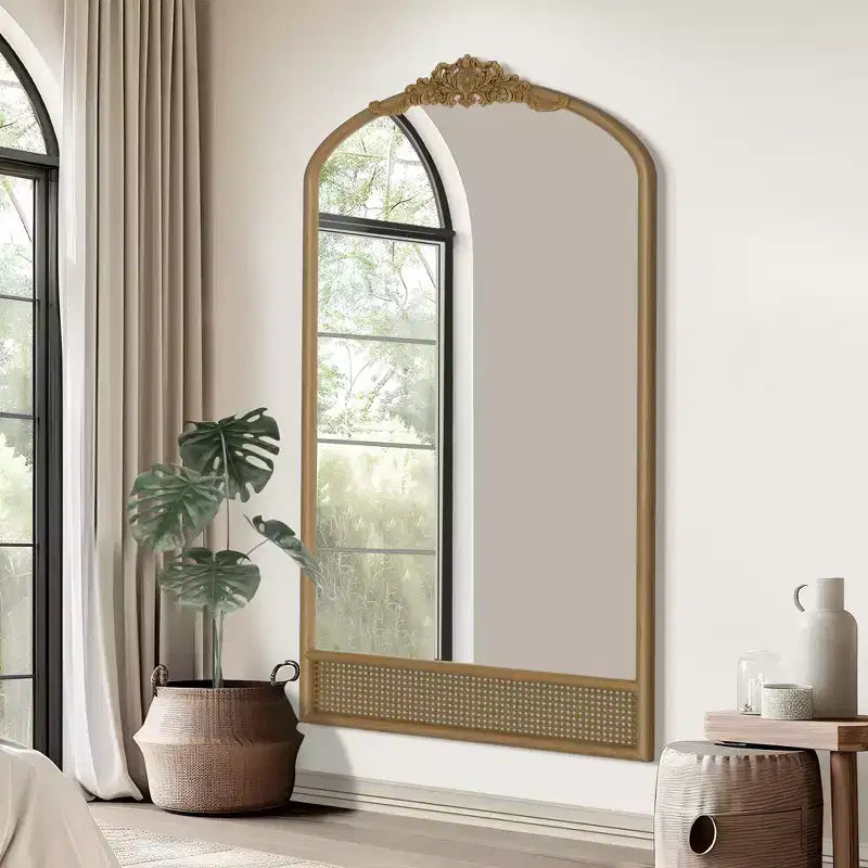 Specchio da parete marrone con cornice in legno ad arco intagliata classica e base in rattan, 37 pollici L x 71 pollici A