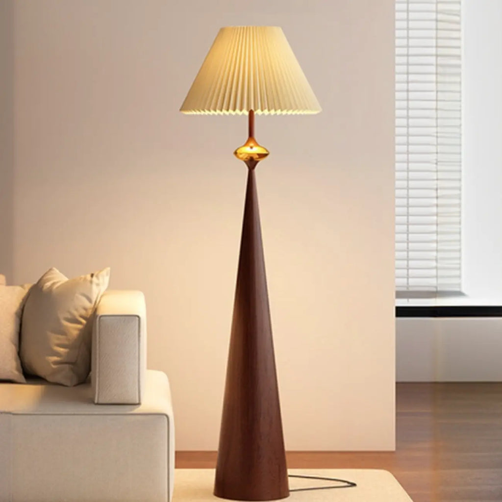 Lampada da terra contemporanea in metallo affusolato con paralume in tessuto