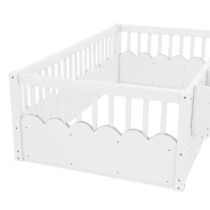 Letto a terra per bambini Bellemave con recinzione rialzata e libreria, struttura letto matrimoniale in legno Montessori per bambine e bambini