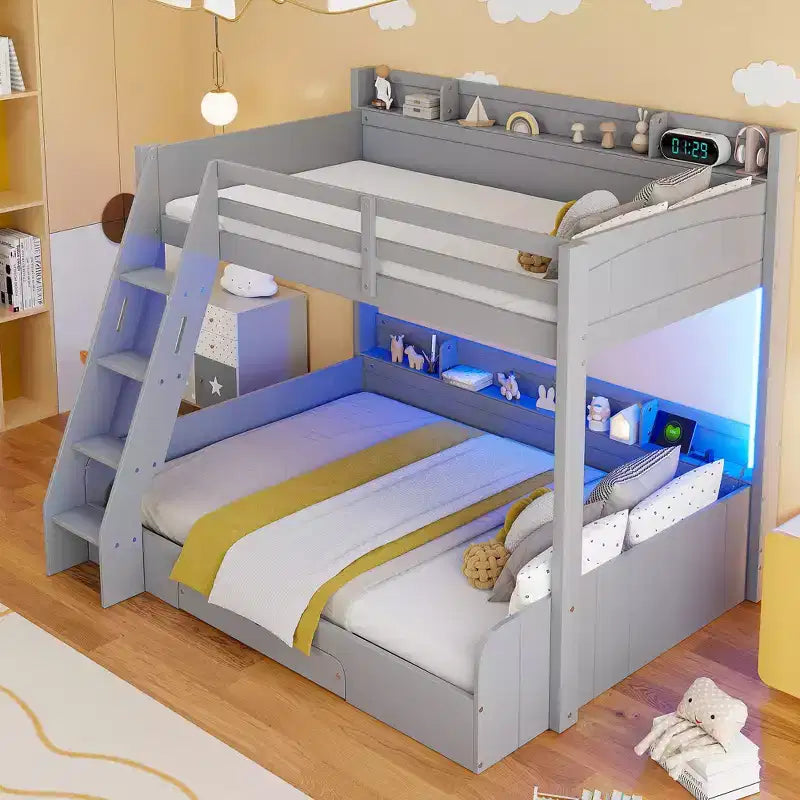Letto a Castello con Letto Matrimoniale a Una Piazza e Mezza, con Contenitore, Luci a LED e Stazione di Ricarica, Letto a Castello in Legno con Scaffali Laterali per Bambini e Ragazzi