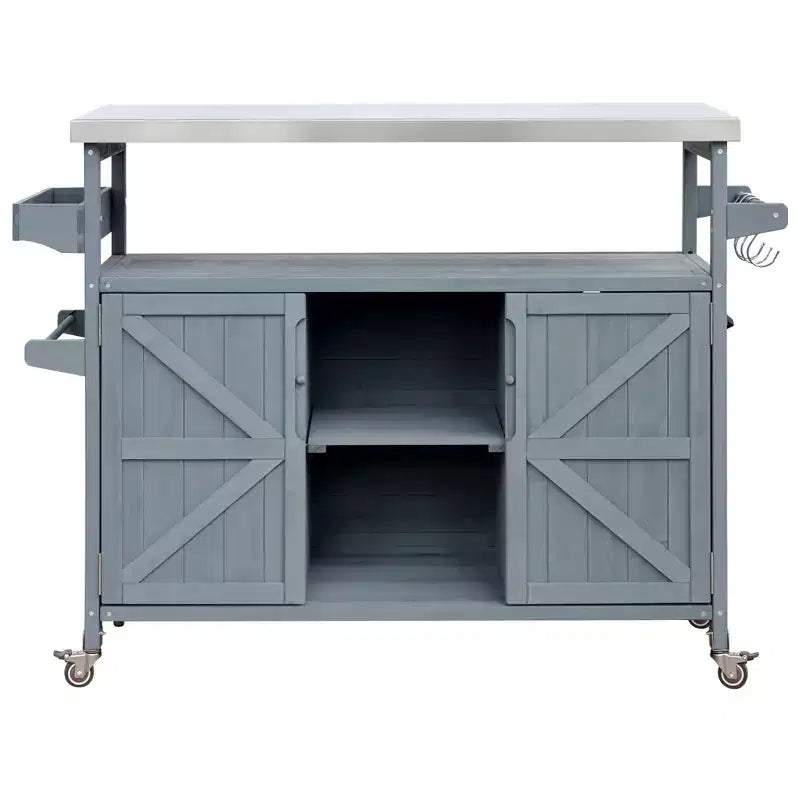 Isola per cucina Okak Outdoor con piano in acciaio inossidabile, carrello da cucina in legno con ante, ripiani e porta spezie, isola da cucina con ruote