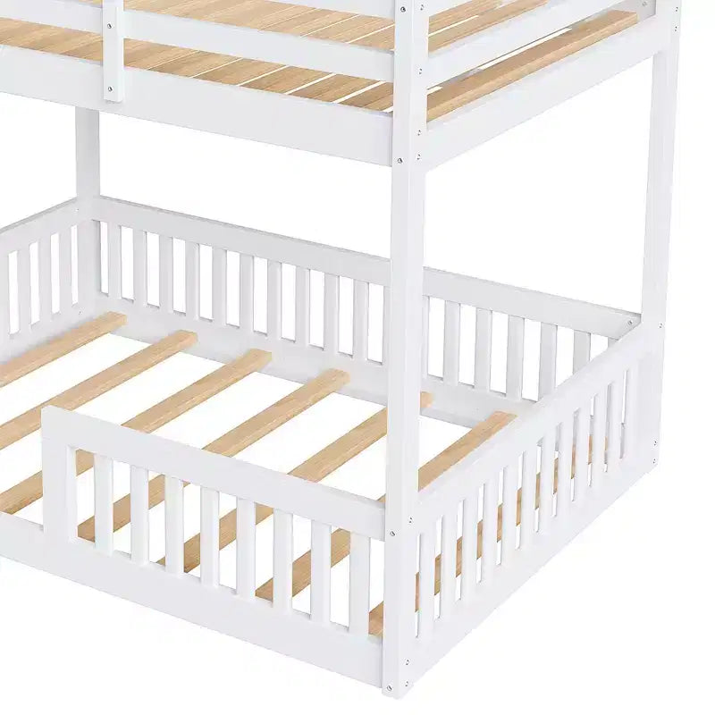 Letto a castello in legno da una piazza e mezza su una piazza e mezza con scaletta e sponde di protezione, letti a castello a bassa altezza da una piazza e mezza con supporto a doghe