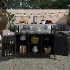 Isola per cucina Okak Outdoor con piano in acciaio inossidabile, carrello da cucina in legno con ante, ripiani e porta spezie, isola da cucina con ruote