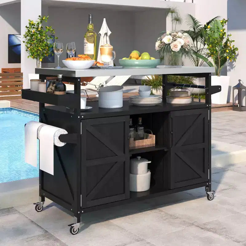 Isola per cucina Okak Outdoor con piano in acciaio inossidabile, carrello da cucina in legno con ante, ripiani e porta spezie, isola da cucina con ruote