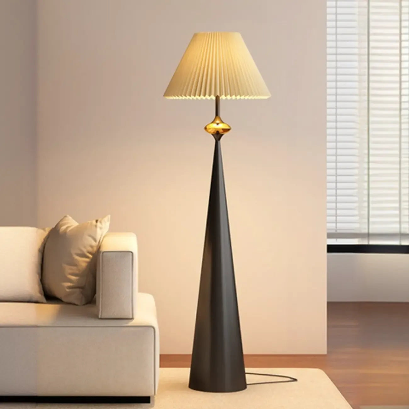Lampada da terra contemporanea in metallo affusolato con paralume in tessuto
