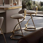Sgabello da bar in lussuosa pelle beige con elegante struttura in metallo dorato