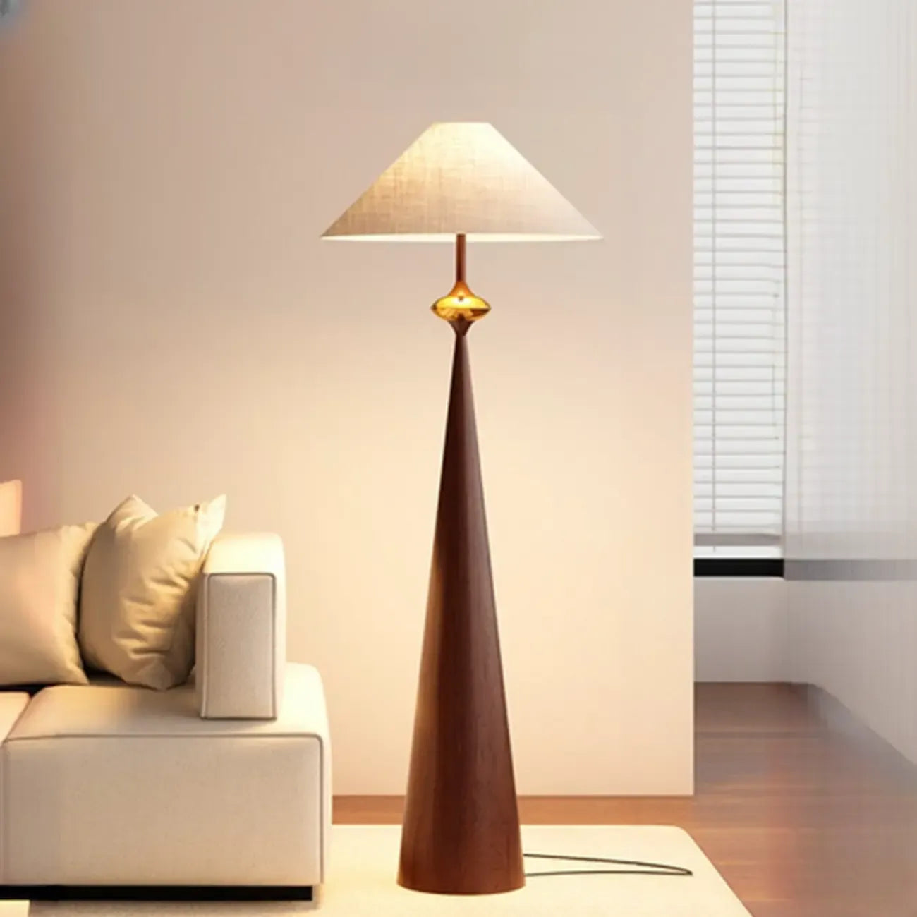 Lampada da terra contemporanea in metallo affusolato con paralume in tessuto