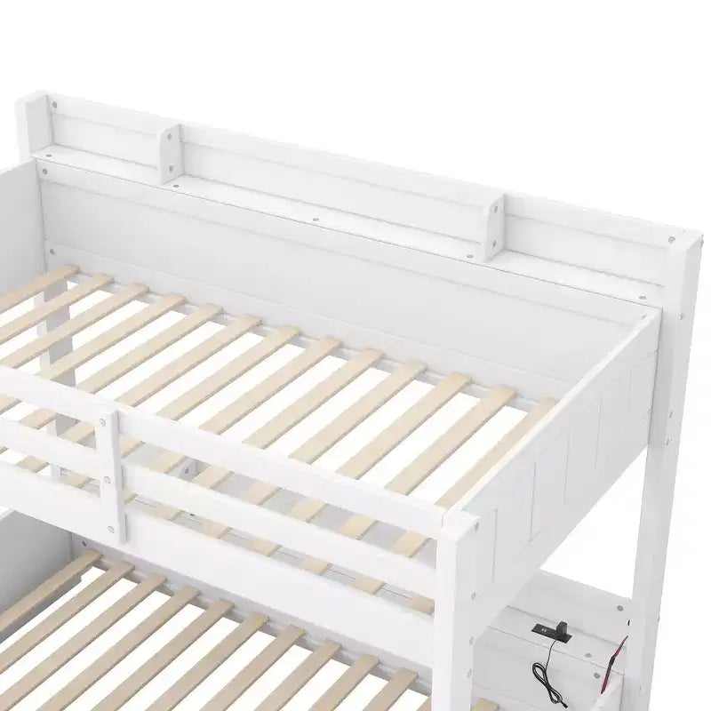 Letto a Castello con Letto Matrimoniale a Una Piazza e Mezza, con Contenitore, Luci a LED e Stazione di Ricarica, Letto a Castello in Legno con Scaffali Laterali per Bambini e Ragazzi