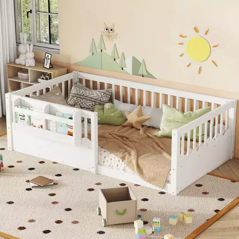 Letto a terra per bambini Bellemave con recinzione rialzata e libreria, struttura letto matrimoniale in legno Montessori per bambine e bambini