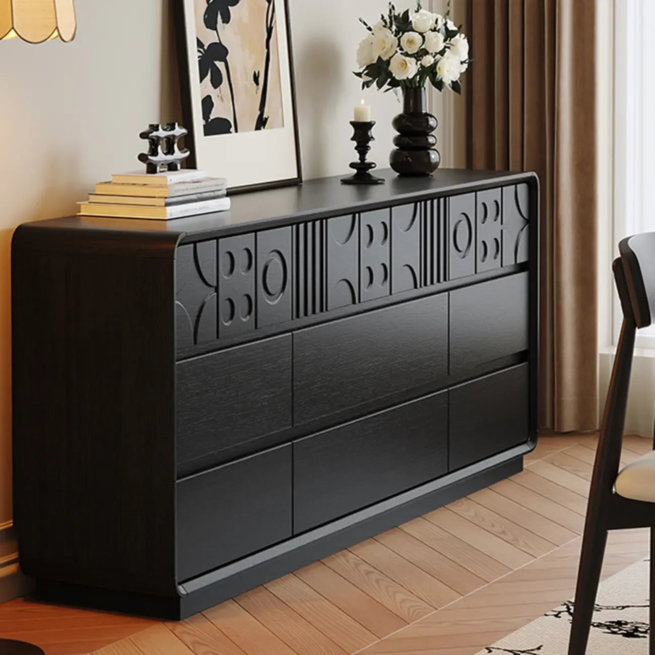 Cassettiera in legno ispirata all'Art Déco con intagli geometrici