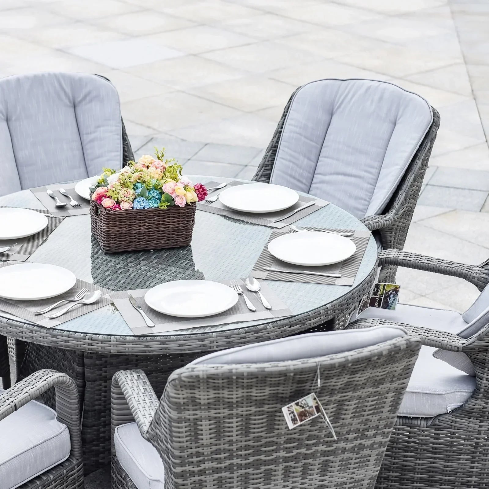 Set da pranzo rotondo da esterno in 7 pezzi in vimini di rattan con cuscini di Moda Furnishings