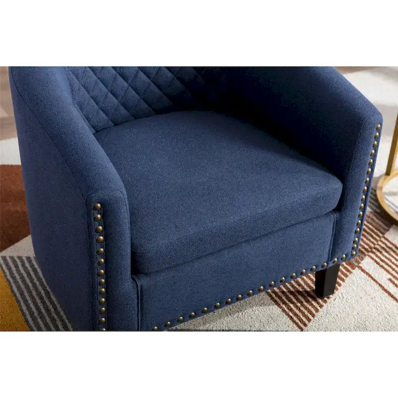 Poltrona a barile accent per soggiorno con borchie e gambe in legno massello