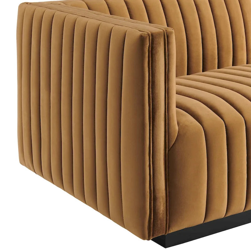 Divano in velluto performante trapuntato a canali Conjure