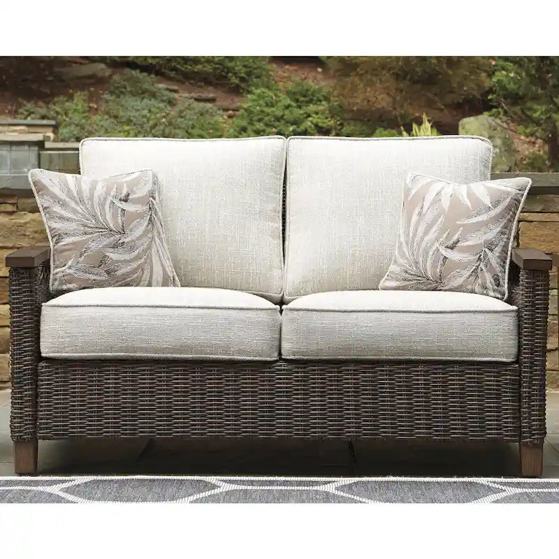 Signature Design by Ashley Paradise Trail Divanetto da esterno, sedie a sdraio e tavolo con braciere marrone medio/beige