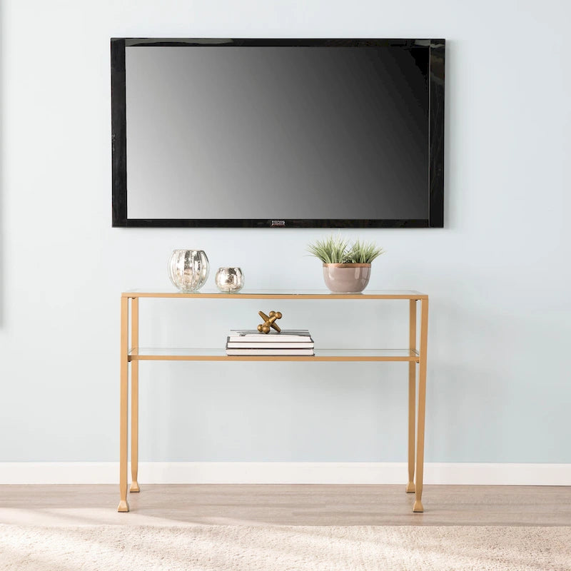 Consolle SEI Furniture con ripiano e vetro temperato, finitura in metallo oro opaco