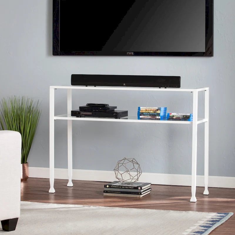 Consolle SEI Furniture con ripiano e vetro temperato, finitura in metallo oro opaco